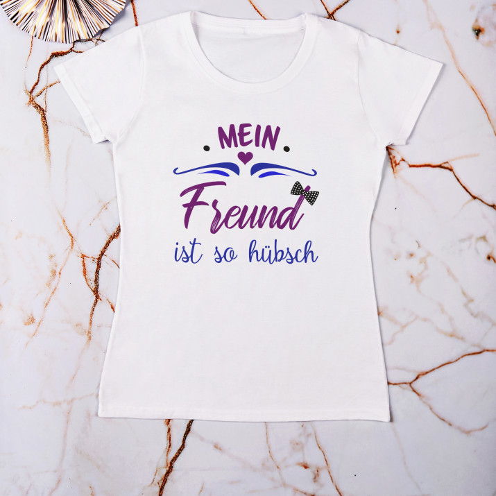 Mein Freund ist Handsome - T-Shirt mit Aufdruck für Damen